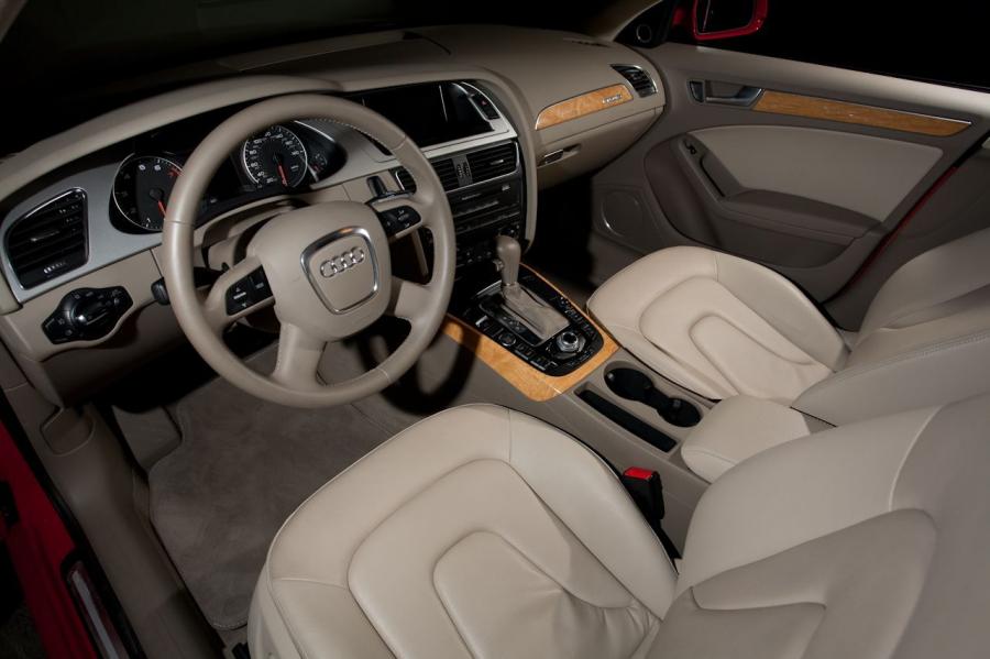 Интерьер Audi A4 3.2 FSI Quattro Sedan (B8, 8K) 2007 года  (NA) (фото 8 из 32)